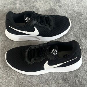 Nike Tanjun Sneakers